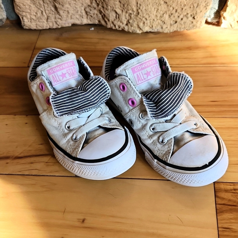 White no tie converse all star girls.
